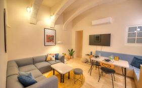 Stylish & Traditional 1 Bedroom Apartment Ddem1-1
